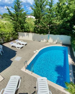 Private pool and Mediterranean garden apt Mia