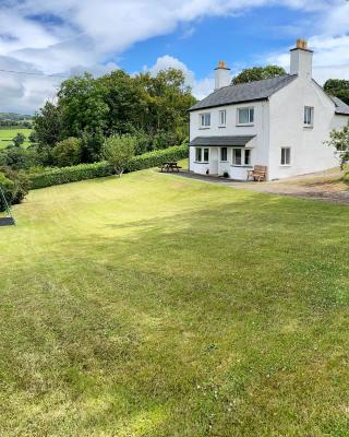 Garth- Stunning Scenic semi-rural Cottage with Games room