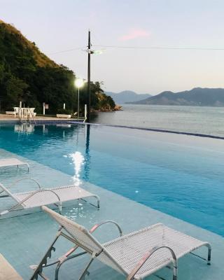 Apartamento pé na areia frente para o Mar e piscina na Prainha