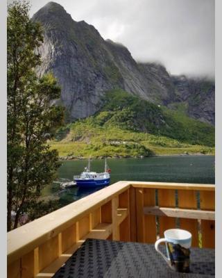Cozy House By The Fjord In The Heart Of Lofoten