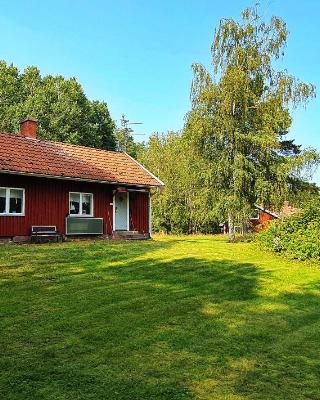 Lidsbergs torp i Ölme från år 1910 Ett eget mysigt torp med kakelugn, lågt i tak, sovrum med dubbelsäng och 2 enkelsängar på loft med snedtak bäddsoffa i v-rum trädgård med gasgrill