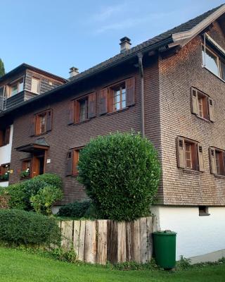 Bauernhaus am Pfänderhang mit Seeblick