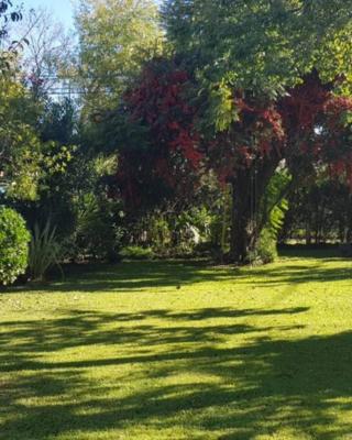 Casona LA FLORIDA con parque y pileta, a una cuadra del río