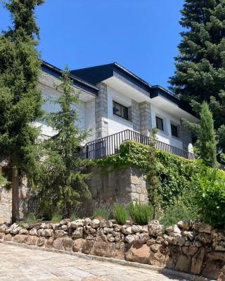Gran chalet con piscina y apartamento en Navacerrada