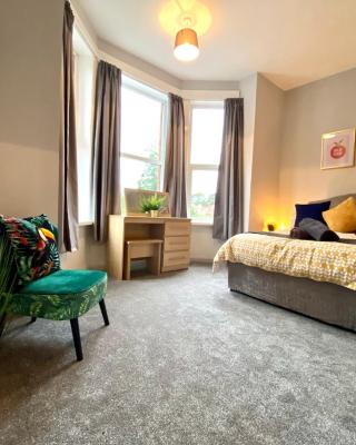 Funky Stylish Apartment! - 5 Minute Walk to the Best Beach! - Great Location - Parking - Fast WiFi - Smart TV - Newly decorated - sleeps up to 4! Close to Bournemouth & Poole Town Centre & Sandbanks
