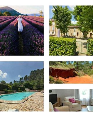 Éblouissant appartement au calme d'une résidence avec piscine idéalement situé au pied du Colorado provençal dans le prestigieux Luberon