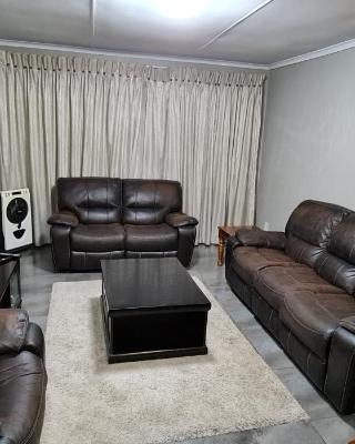 Executive 2 bed Apartment, free WIFI and DSTV