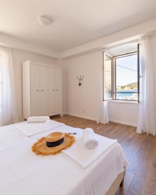 Central Seaside Residence
