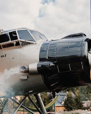 Antonov im Garten – Flugzeug-Ferienwohnung