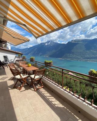 Casa Nonno Sergio lake view by Gardadomusmea