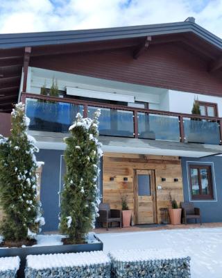 Chalet Sabrina mit Außenpool im Sommer