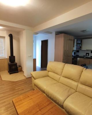 Apartmán Hulín, Chrášťany - bílý