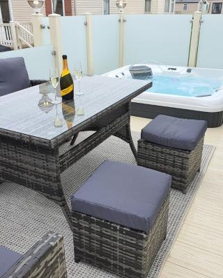 Premium accommodation with luxury HOT-TUB and decking area, near Fantasy Island