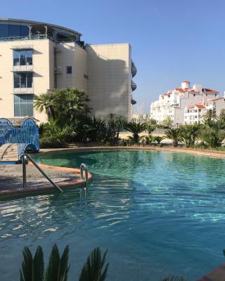 Swimming pools Apartment in Ocean Village - 2 bed 2 bath Rock view