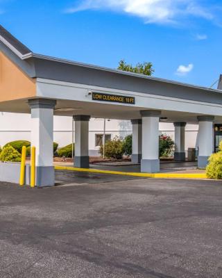 Econo Lodge Inn & Suites