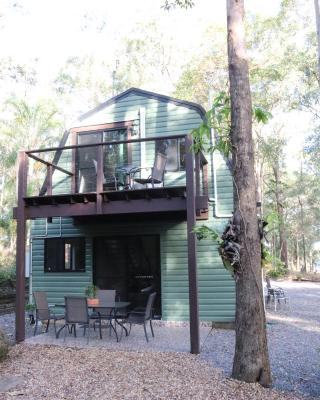 GREEN TREES CHALET 10 minutes to Australia Zoo Landsborough Montville Maleny Caloundra Beaches Glasshouse mountains Big Kart Track National forest