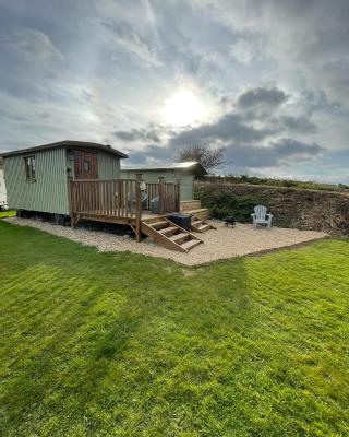 Oakley View Shepherds Hut with hot tub