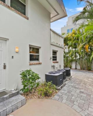 Walk to Beach, Updated Condo, Private Patio and Grill