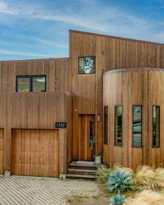 Modern indoor-outdoor living wHot Tub Walk to Beaches & Mountain Trails