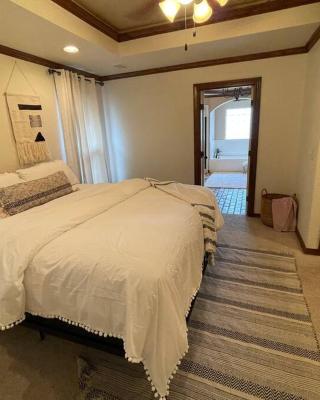 8beds, KING BED, fireplace, & whirlpool Sleeps 12