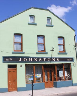 Johnston House: Historic Village Retreat