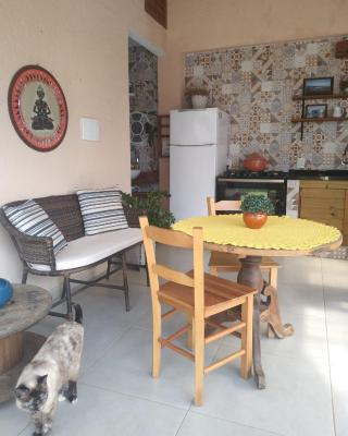 Suite para casal com espaço gourmet, entre mar e lagoa.