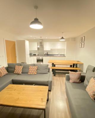 3 Bedrooms double or single beds, 2 PARKING SPACES! WIFI & Smart TV's, Balcony