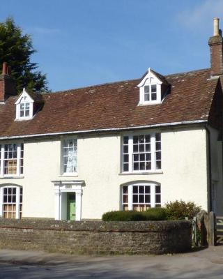 Stunning Apartment Opposite Cowdray Ruins in Heart of Midhurst