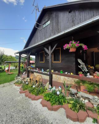 Kuća Viola, traditional wooden house in Tuhelj