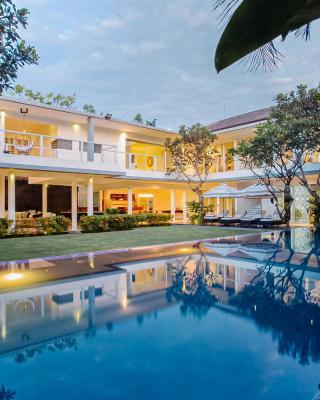 CassaMia Bali - Spacious Luxury 5 Bedroom Villa, 100m from Beach with Butler