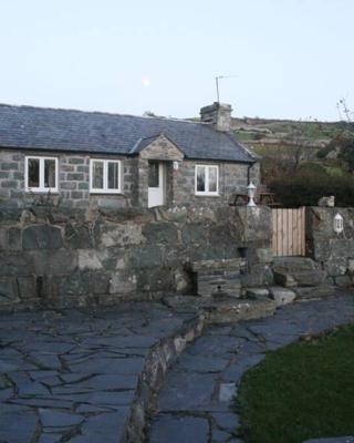 Hendre Fechan Cottage, Nr Barmouth, Pets welcome, beautiful views.