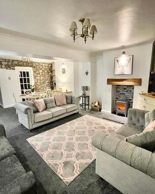 Traditional cosy PET FRIENDLY cottage by the canal
