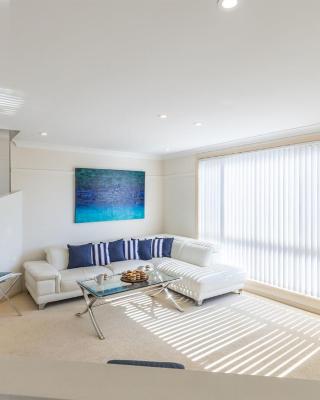 Sea Breeze, 1,23 Stubby St Nelson Bay - Pet Friendly duplex with boat parking, air con and wi-fi