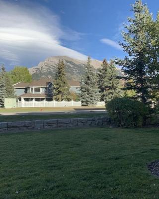 NEW! Cozy Rocky Mountain Chalet managed by Little Sister Getaways