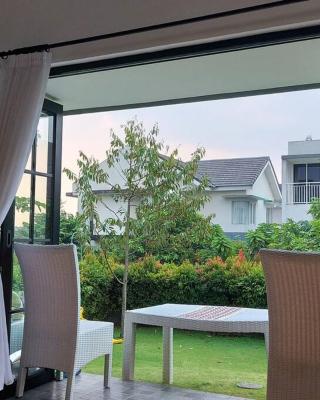 Villa Outdoor Rancamaya With Netflix, Youtube, SmartTV and Nice Backyard