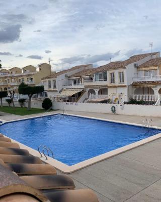 Adosado tranquilo con piscina y vistas al mar