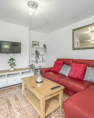 Spacious 3 Bedroom Modern House - Heart of Edinburgh - Private Main Door Entrance & Private Garden with Stunning Views of Arthur Seat