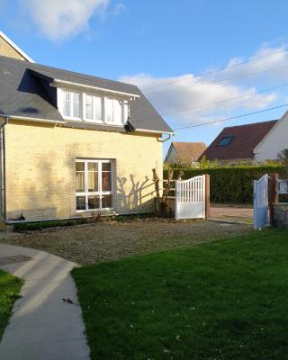 Maisonnette LE COTTAGE à 50m DE LA PLAGE d'Asnelles , 3km d'Arromanches, 10km de Bayeux