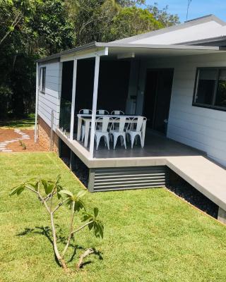 Sunnyside Retreat - Holiday Home - Walk to Nobbys or Flynns Beach , enjoy the sound of waves and birds