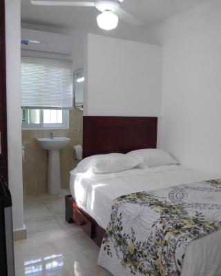Cozy Studios-Private Entrance- HS Internet-AC-Hot Water-Backup Generator-near the Beach
