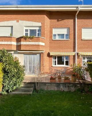 Espacioso chalet en urbanización con piscina cerca del centro de Haro