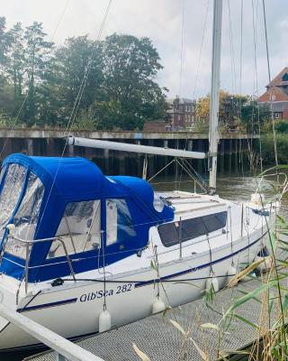 Cosy Sailing Boat Glamping Accommodation on the River in Sandwich
