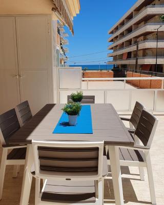 APARTAMENTO CON GRAN TERRAZA, PISCINA Y CON VISTAS AL MAR, A SOLO 50 m DE LA PLAYA