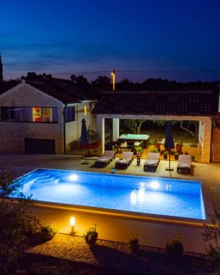 Villa Lorema-pet friendly on 5000 sqm garden,pool, jacuzzi, billiard&PS5