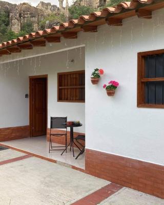 Habitación Jilguero Rojo (Baño Privado y TV)