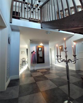 Willa AXLA z werandą ogrodem i parkingiem