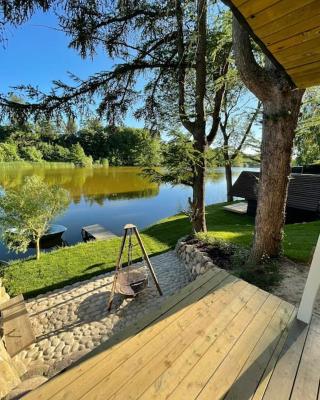 Hyggelig sommerhus. med udsigt, til vand fra senge