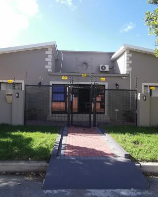 Lucolo Palace B&B - East London