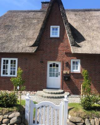 Eidumhaus, freistehendes Reetdachhaus mit Garten in Strandnähe