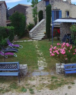 Gîte de caractère au pied du Mont Ventoux avec piscine couverte
